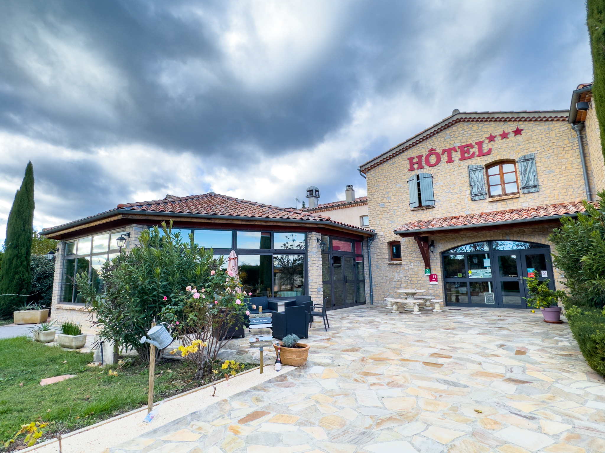 Sud Ardèche : Hôtel*** avec restaurant, licence IV, Piscine, grand terrain et Logement de fonction